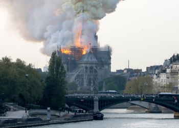Arde la Catedral de Notre Dame en París
