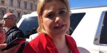 Maru, tapándole el ojo al macho