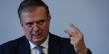 Ebrard se va de MORENA