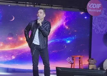 Omar Chaparro en los 40 años del DIF de Chihuahua